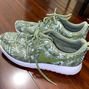 Nike Roche Floral/Leaf Print Shoes